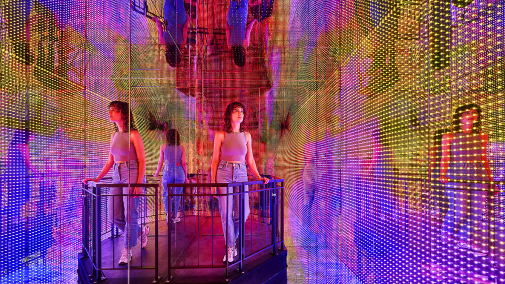 Spiegelinstallation im WOW Museum mit Besucherin | WOW-Museum Zürich und WOW-Museum München
