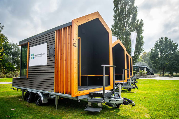 Mobile Tiny Spaces des Incubator Village Beeskow an der Spree – moderne Holzhäuschen als Coworking-Rückzugsorte für Startups im ländlichen Brandenburg