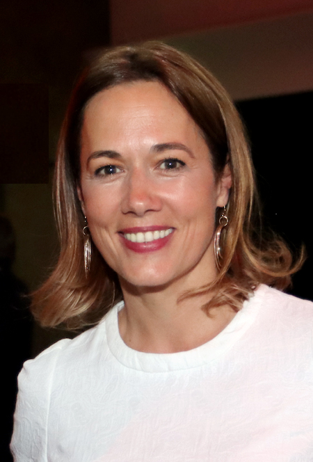 Porträt von Barbara Fischer, Unternehmerin und Startup-Beraterin bei arena ventures. Sie hat jetzt das Handbuch " Startup-Finanzierung " veröffentlicht.