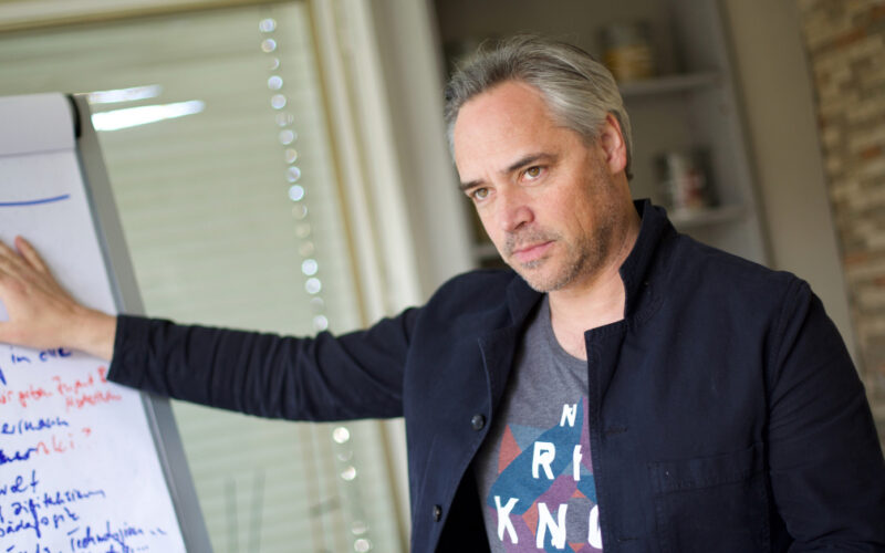Christoph Dill von Lumanaa steht vor einem Flipchart und erklärt eine Skizze.